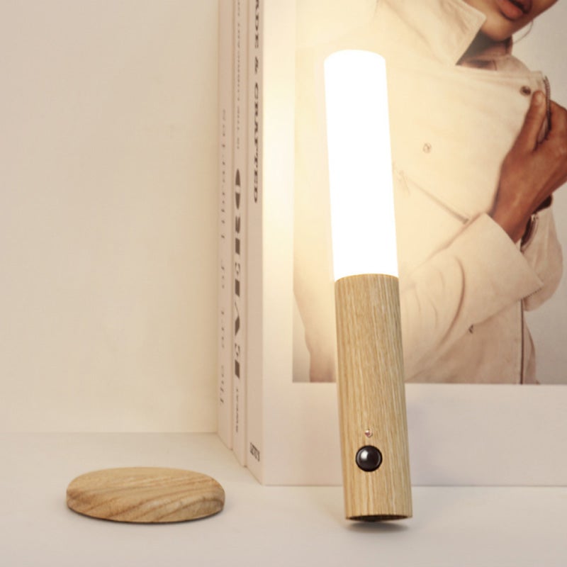 Fleksibel 360° roterbar LED-vegglampe i valnøtt/bøk. Trådløs, dimbar og bærbar for hjemmeinnredning.