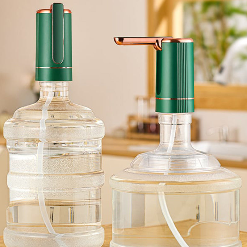 Friskt vann strømmer fra den automatiske dispenseren ned i et glass, rent og klart.
