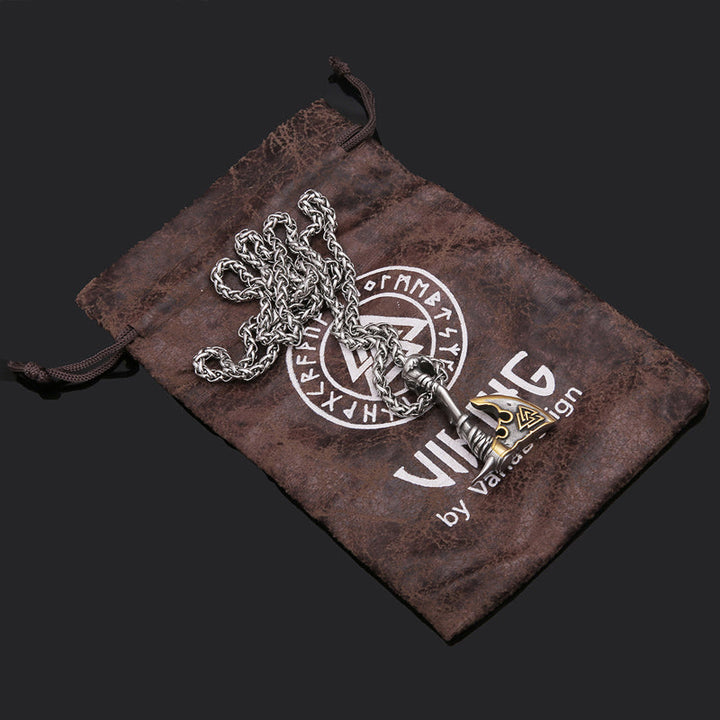 Herremodell bærer unisex vikingøks halskjede i rustfritt stål, nordisk inspirert smykke med symbolsk styrke.