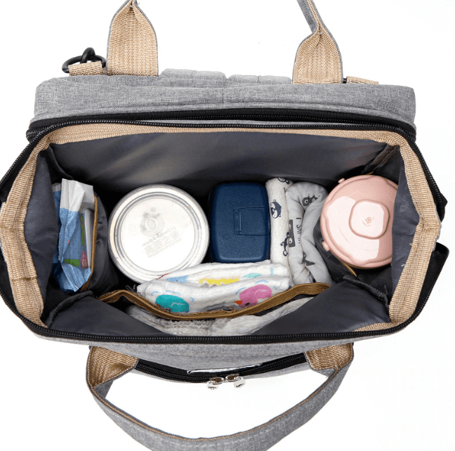 Vanntett reiseveske med bærbar babyseng og stellematte; komplett babyutstyr for all babyreise.