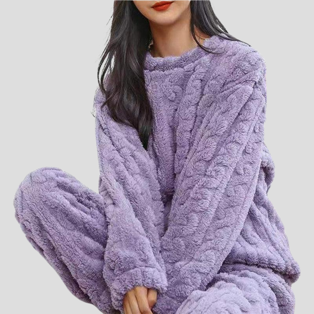 Stilrent kvinners pysjamassett i myk fleece, ideelt som komfortabelt nattøy eller koselig hjemmetøy.