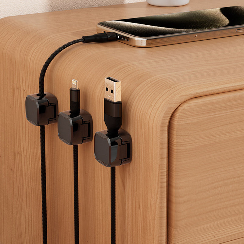 Hjelper med organisering av kabler. Magnetiske kabelklemmer holder orden.