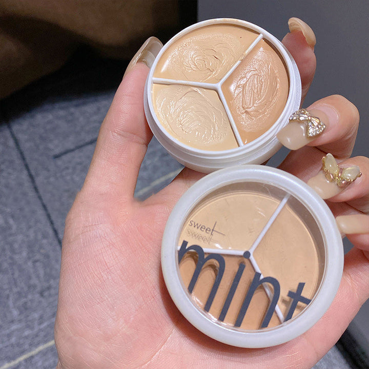 Trefarget Concealer Palett for feilfri hud med kremete formel. Perfekt for å dekke ujevnheter og mørke ringer.