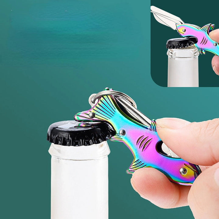 Kompakt utendørs multiverktøy nøkkelring. Sammenleggbar design i rustfritt stål, en bærbar gadget.