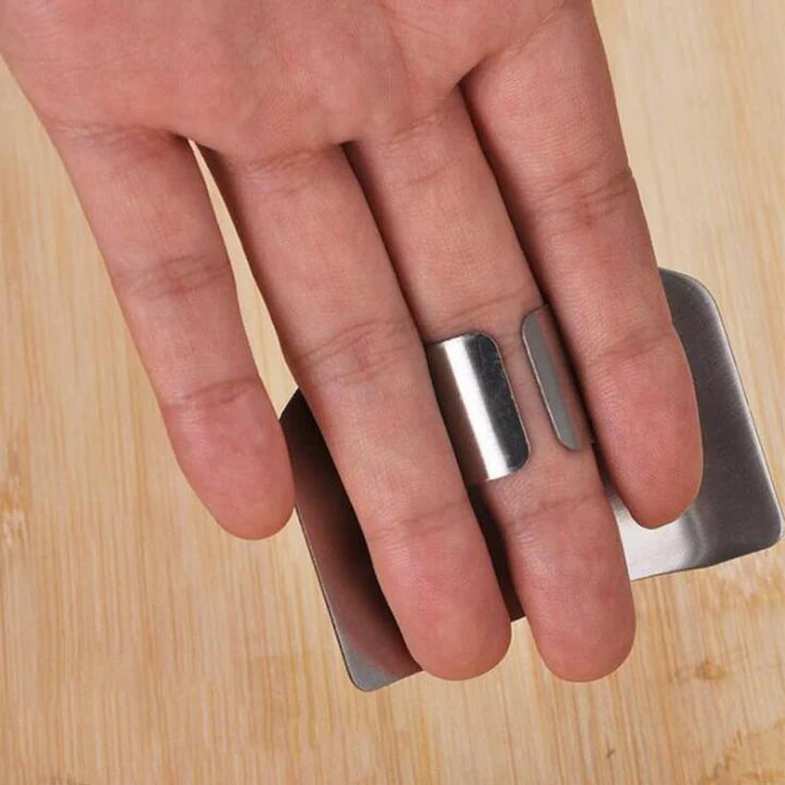 Slitesterk fingervakt i rustfritt stål for trygg kutting. Perfekt for grønnsakskuttere og kjøkkenentusiaster.