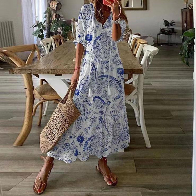 Stilfull damekjole med V-hals og volanger. Denne elegante maxikjolen er ideell for vår- og sommerdager.