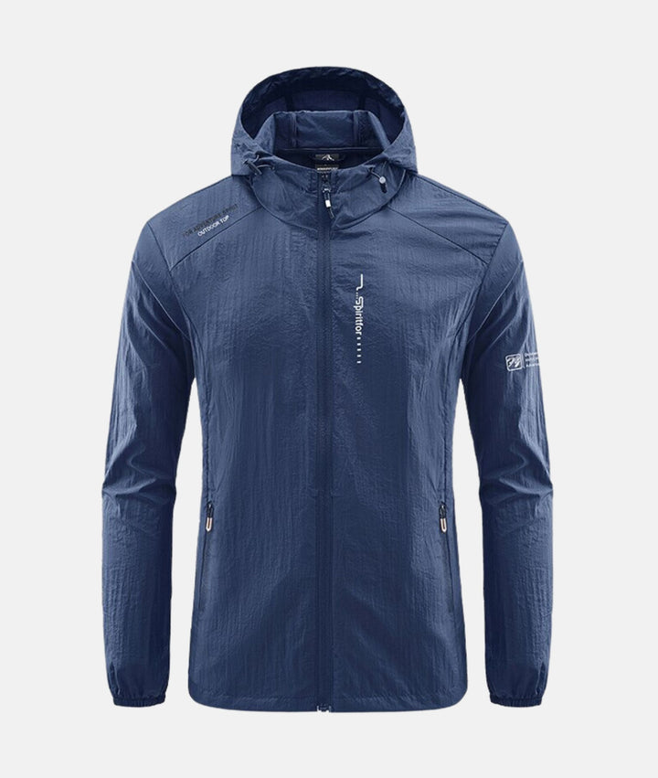 Komfortabel og ultralett herre sommerjakke. Slim fit hettejakke i polyester, ideell som sporty yttertøy.