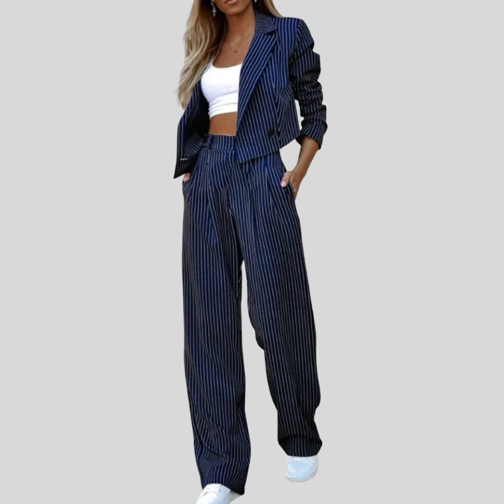 Elegant todelt dame dressett i mørkeblå, med blazer og matchende bukse for profesjonell og formell stil.