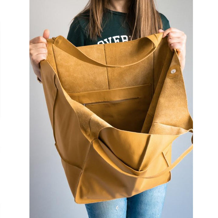 Kvinne bærer stilig PU-skinn skulderveske, perfekt tilbehør for en elegant hverdag.
