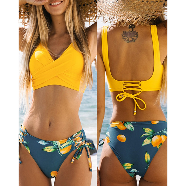 Brettet fargerik kvinners bikinisett, klar for sommerferie. To-delt justerbart badetøy.