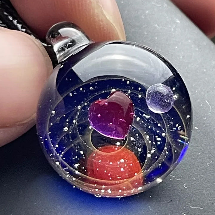 Elegant unisex halskjede med stjernetegn anheng og skinnende kosmisk glassperle.