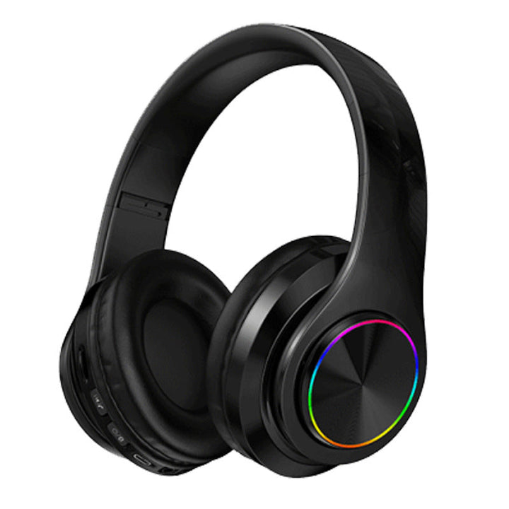 En person som nyter musikk med trådløse hodetelefoner med RGB-lys, viser aktiv bruk.
