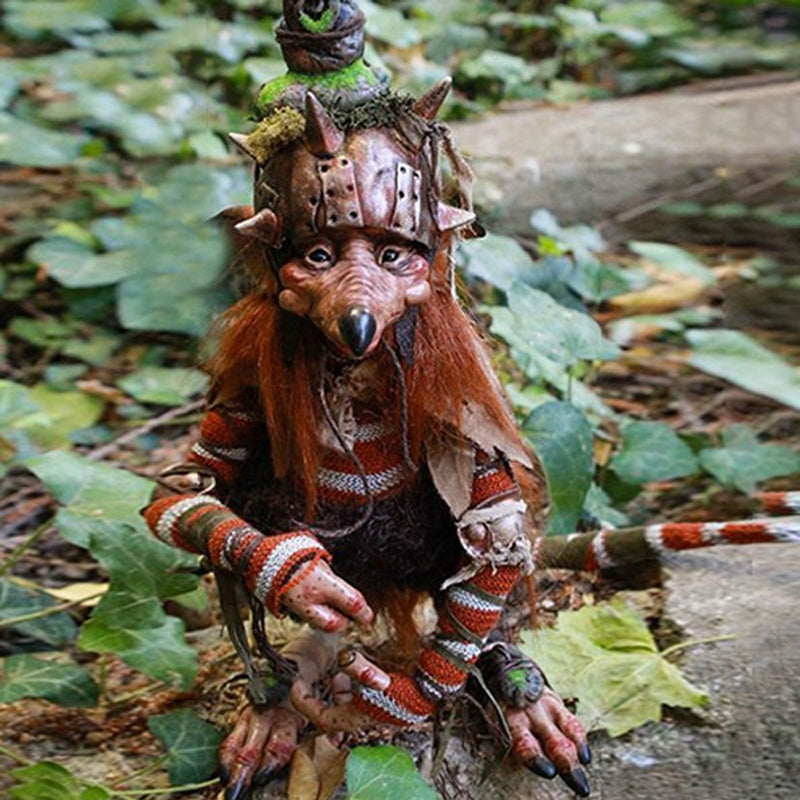 Sjarmerende harpiks goblin for hagedekorasjon. En mystisk vokter for utendørsområdet.
