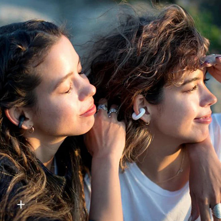 Komfortable øreklips hodetelefoner med benledning og trådløs Bluetooth, designet for langvarig bruk og lyd.