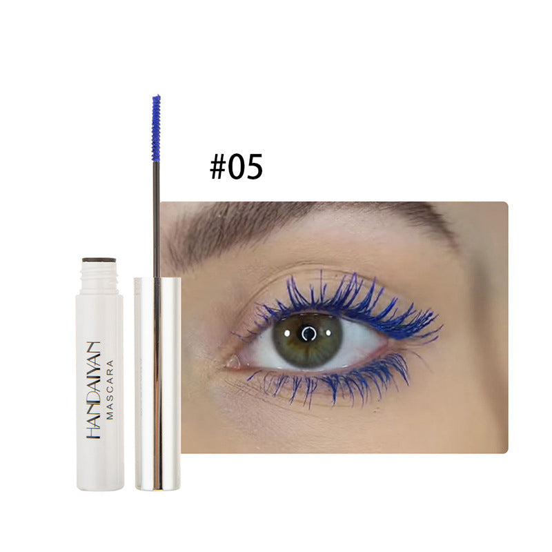 Dyp blå fargerik mascara tube. Gir dristige, dramatiske vipper for kvinner.