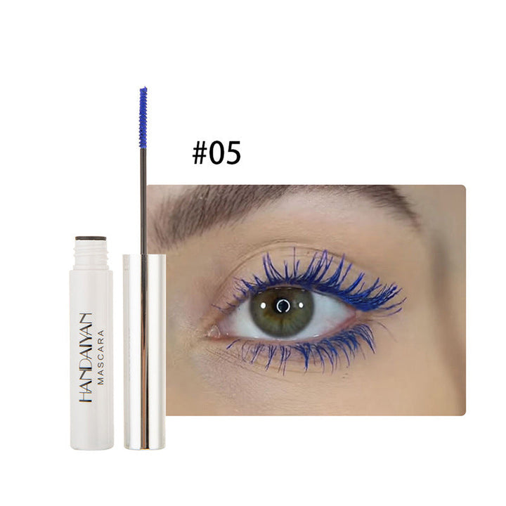 Dyp blå fargerik mascara tube. Gir dristige, dramatiske vipper for kvinner.