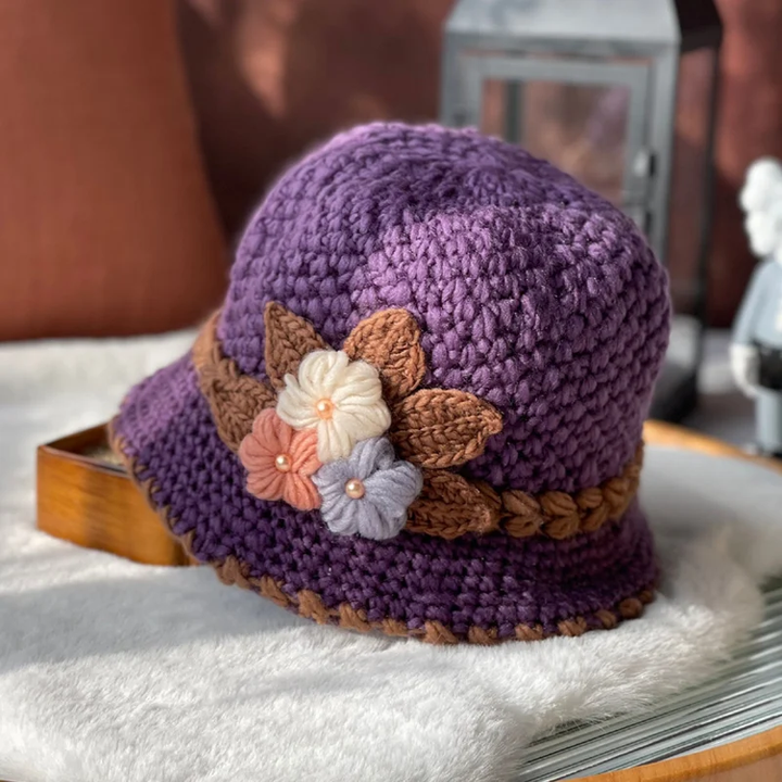 Vinterlue i ull, fransk design med utsøkte blomster. Komfortabel og varm strikket damehatt.