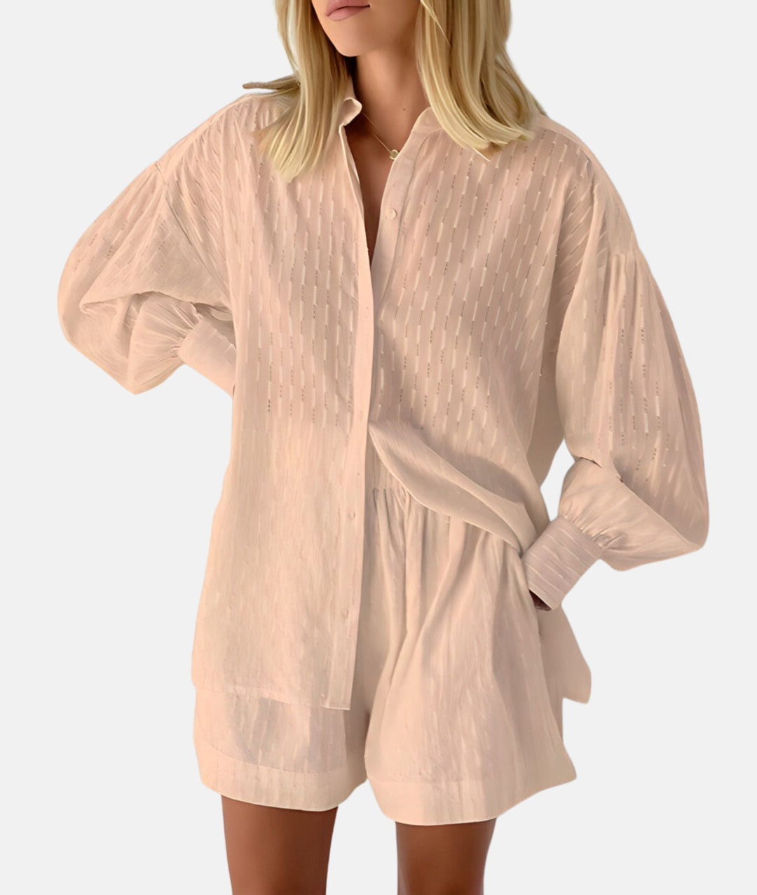Elegant flatt lagt sett for kvinner, hvit skjorte og matchende shorts, komfortabel og allround stil.