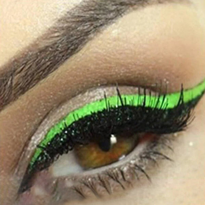 Få profesjonell kattøye look med gjenbrukbart eyeliner og vippe klistremerke. Enkel øyesminke.