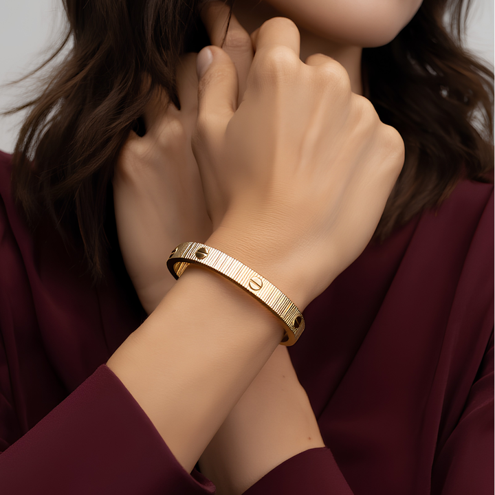 Minimalistisk 'Love' armbånd, fleksibelt og behagelig. Et elegant unisex hverdagssmykke.