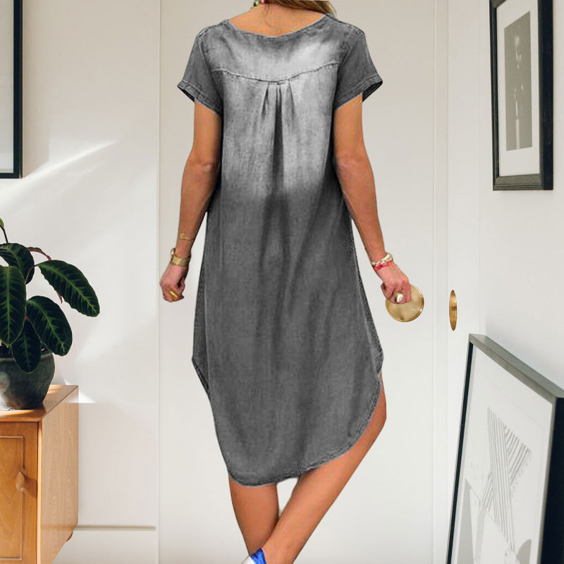 Stilig blå denimkjole for kvinner, med rund hals og kortermet design. Rynket, casual stil for hverdagskomfort.