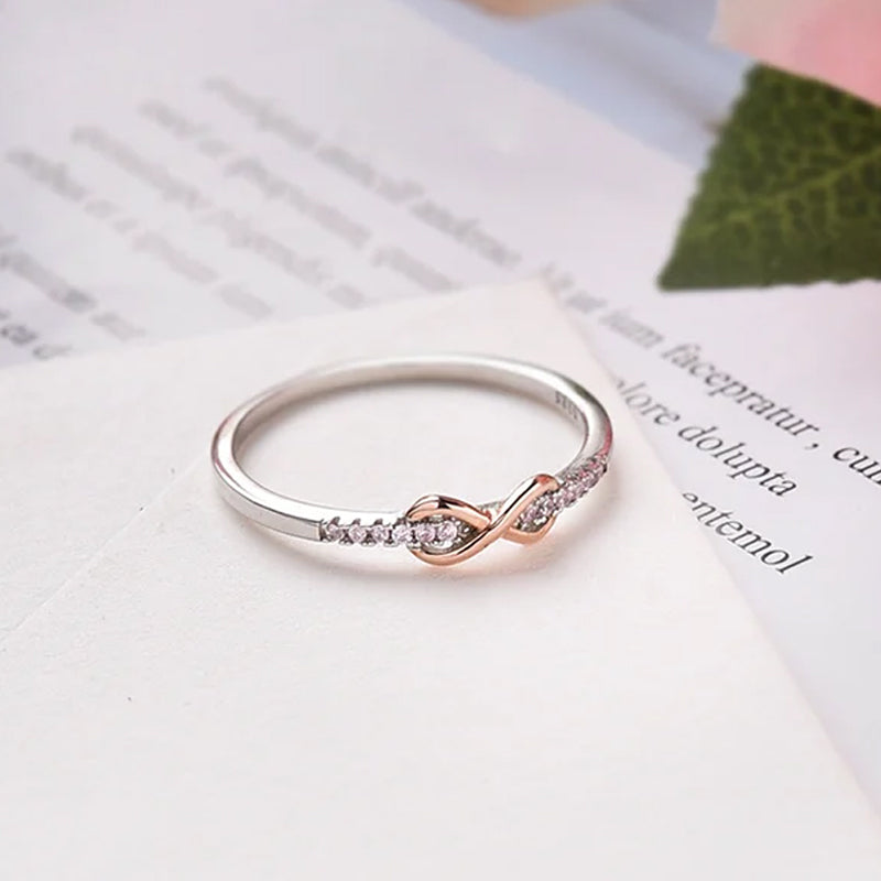 Moderne sølv infinityring for dame, en symbolsk og vakker gave til datter.