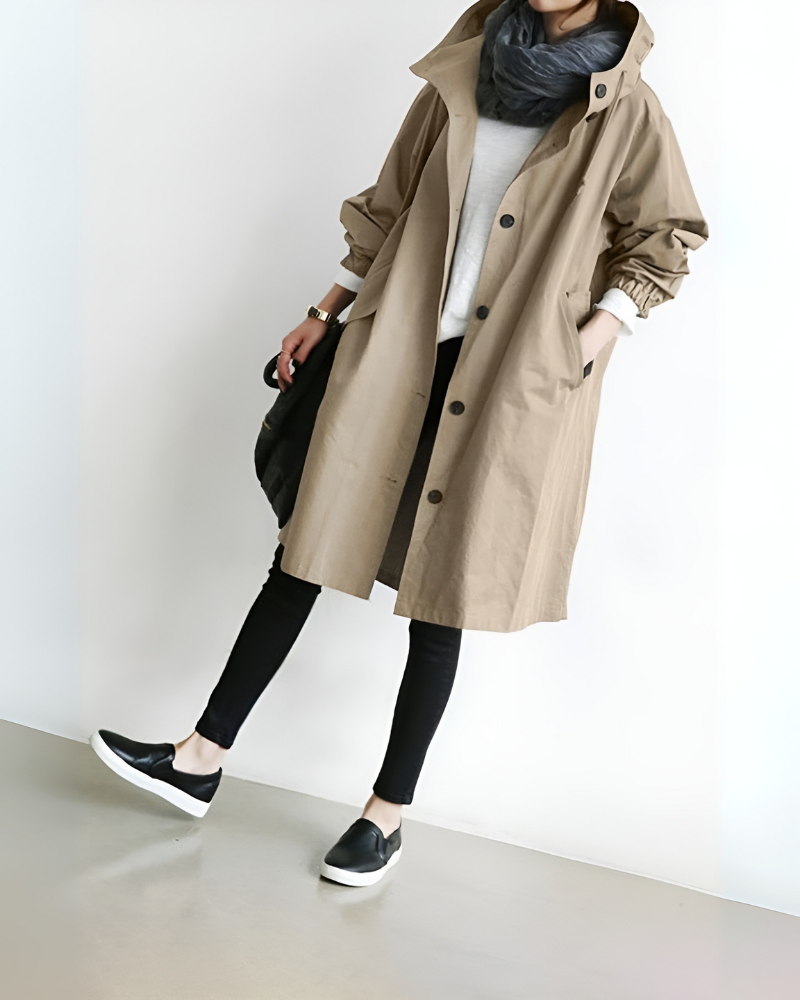 Allsidig trenchcoat med hette, en klassisk damekåpe som passer til enhver anledning.