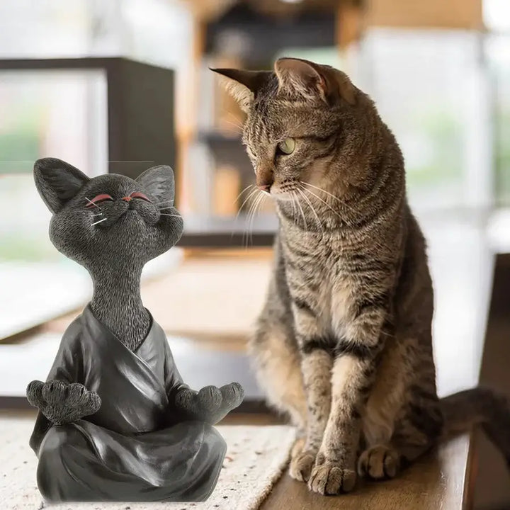 Spirituell Buddha-katt i meditasjonspositur. Ideell interiørdekorasjon for ro og harmoni, flott gave.