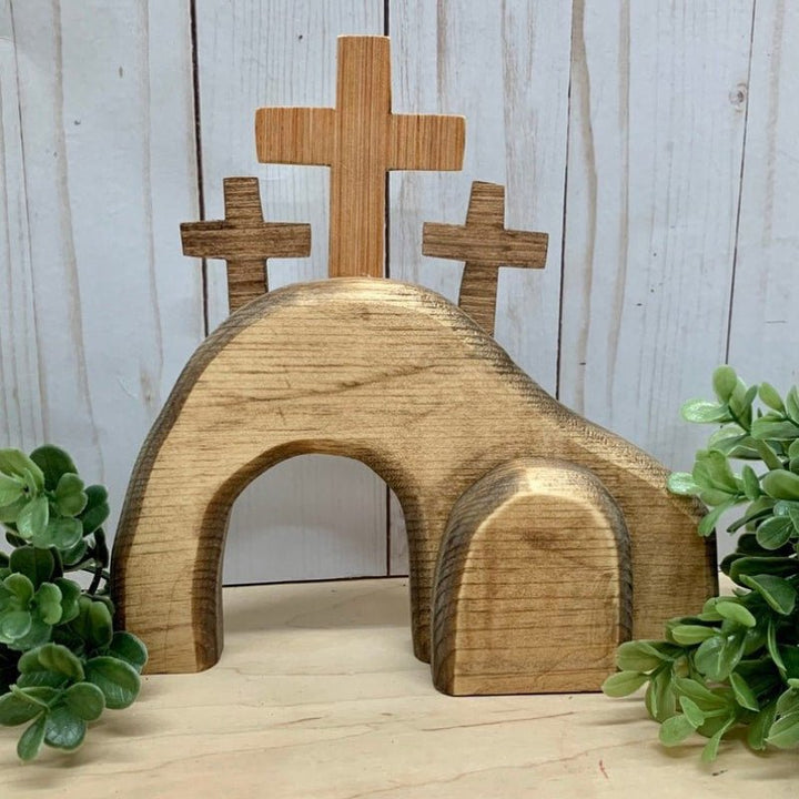 Fredfullt påske brettsett som viser Jesus grav, symbolsk påskedekorasjon for refleksjon.