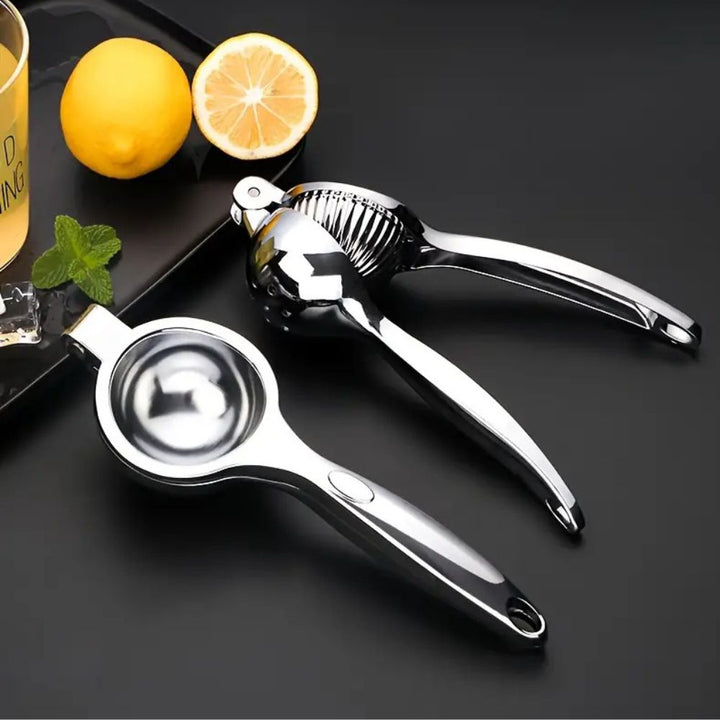 Elegant sitruspresse i sølvfarget rustfritt stål. Robust fruktpresse for manuell juicing av appelsiner og sitroner.