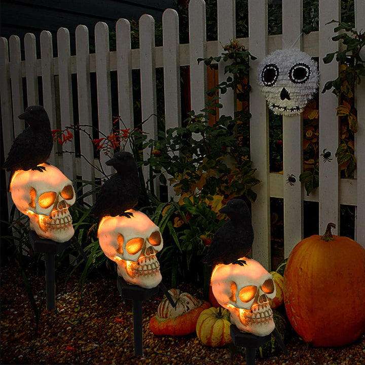 Halloween dekorasjon: Solcellelampe med gotisk hodeskalle og kråke for skummelt utendørslys.