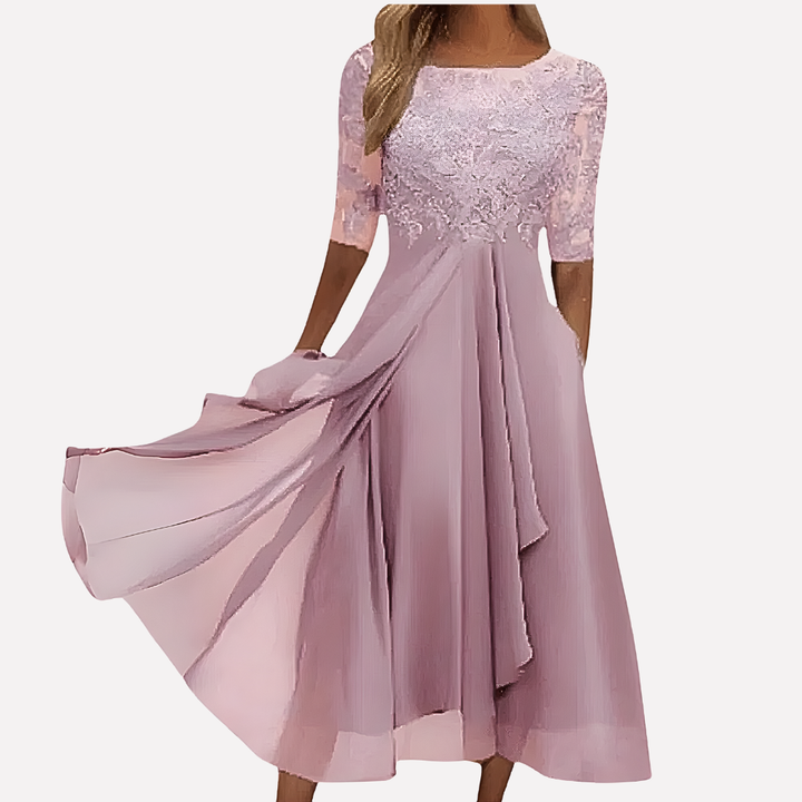 Nydelig damekjole for kvelden med elegant snitt, blomsterblonder og flytende chiffonskjørt.