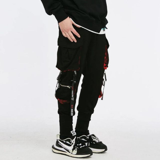 Unisex svart streetwear joggebukse med stropper; komfortabel, stilfull.