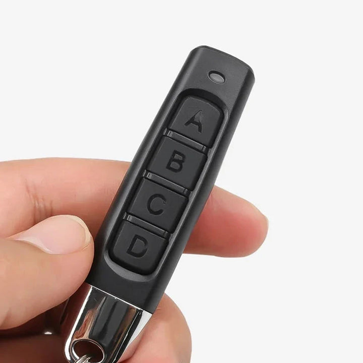 Bakside av 4-i-1 fjernkontroll duplikator som viser batteriluke for lang trådløs drift.