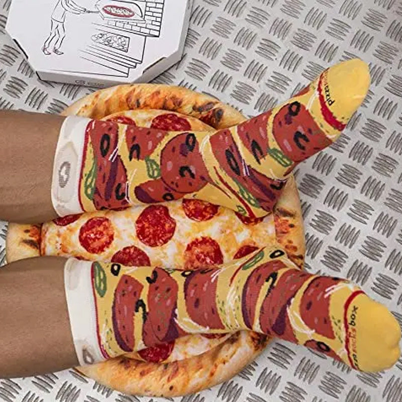 Unisex pizzasokker (4 par) i kreativ pizzaboks. Morsom og fargerik gave med matmotiver i bomull.