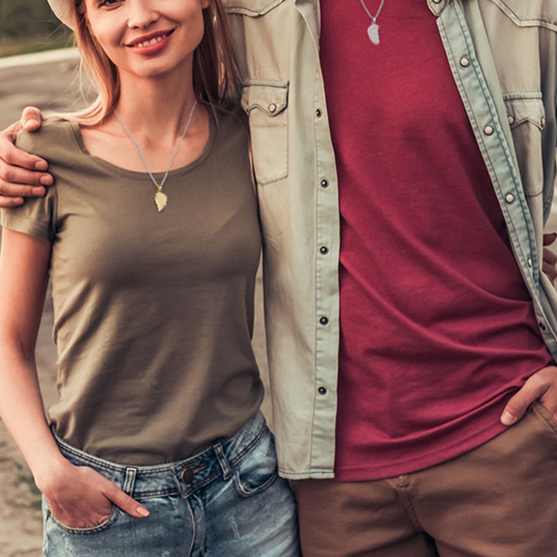 Nærbilde av magnetiske hjerter på et parhalskjede, symboliserer uknuselig bånd.