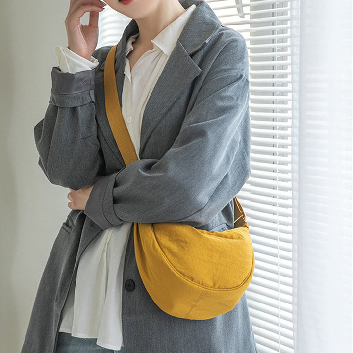 Moderne crossbody skulderveske med romslig interiør for optimal organisering. Allsidig dameveske for reise og hverdag.