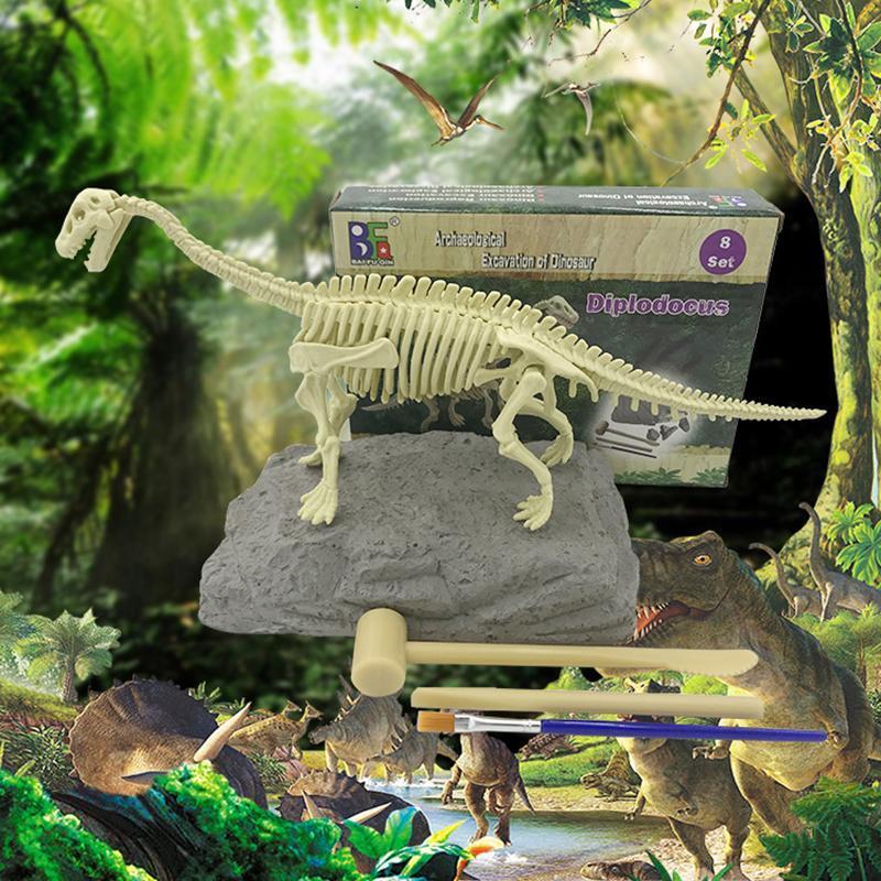 Gjør det selv dinosaurfossil utgravningssett. Spennende pedagogisk aktivitet og gave for barn.