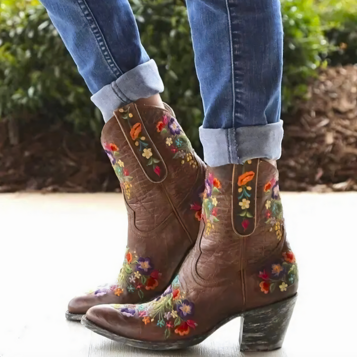 Dame cowgirlstøvler i vintage stil, værbestandige kvinneboots som passer perfekt til en trendy fritidslook.