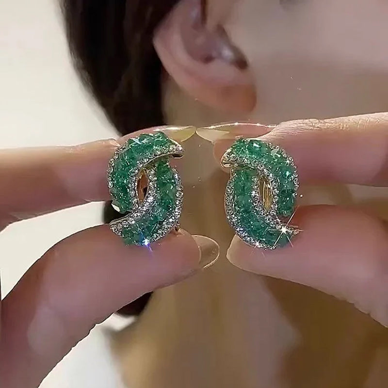 Glitrende grønne øredobber med kunstige diamanter i hypoallergen legering for kvinner.
