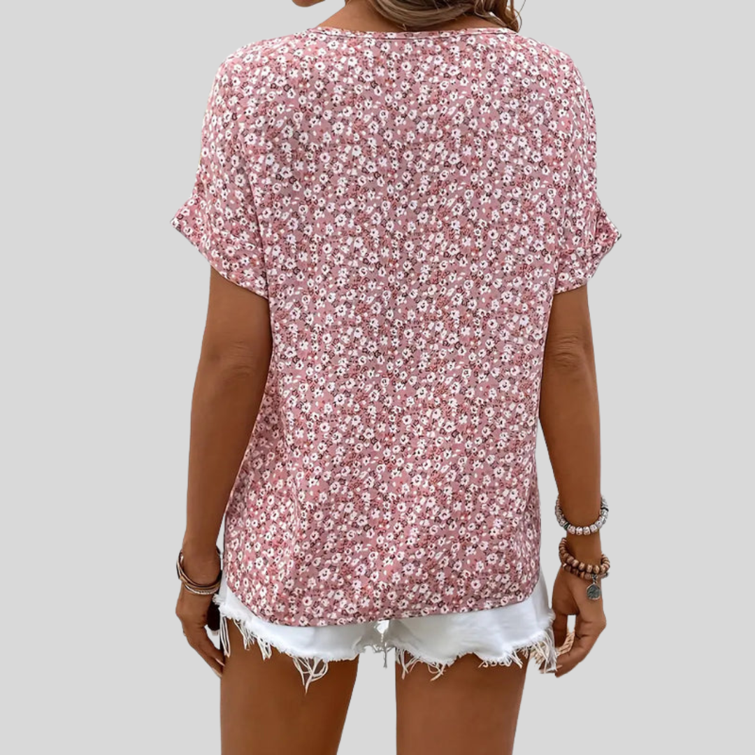 Mønstret blomstrete dametopp i lett stoff, med elegante knapper. Perfekt for sommer, hverdag og ferie.