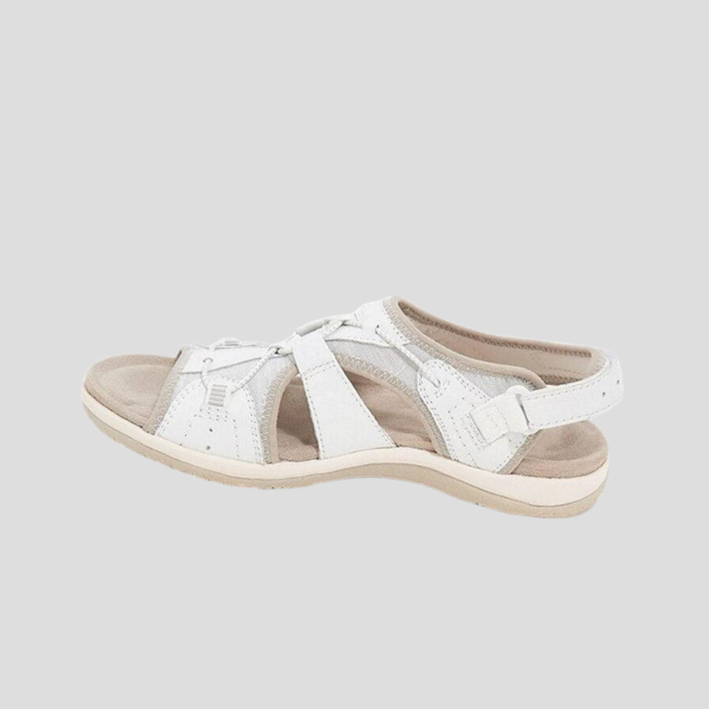 Kvinners sommerlige kilehæl sandaler. Justerbare stropper gir en perfekt passform for komfortabelt og elegant fottøy.