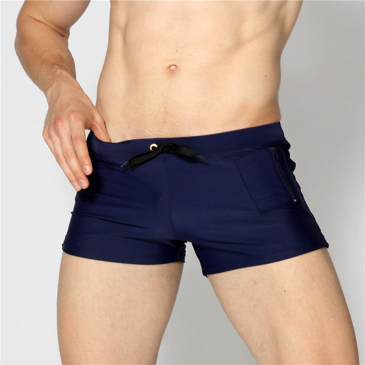 Stilig herre badebukse, kort modell i nylon. Perfekt badetøy for sommer, strand og svømming.