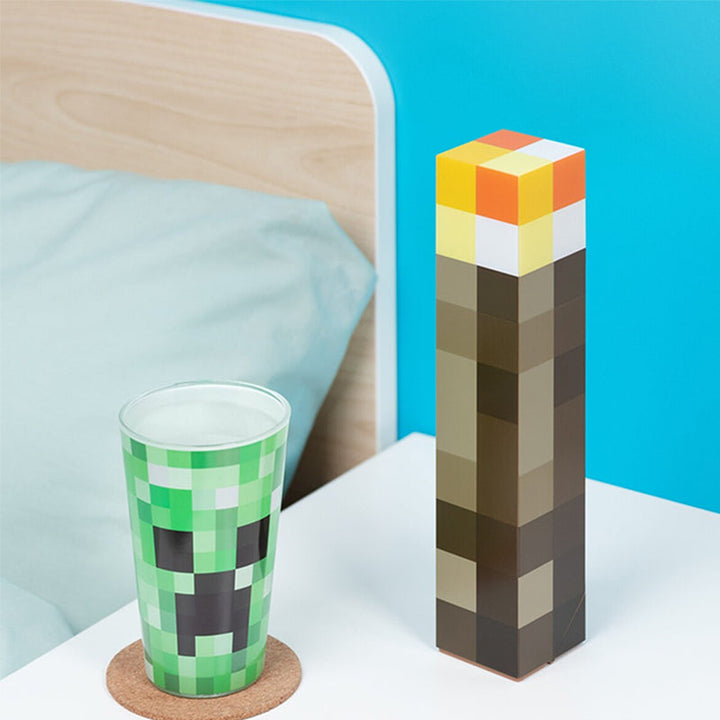 Detaljert Minecraft Fakkellampe LED. Perfekt for spillrommet, tenåringsrommet eller som samleobjekt.