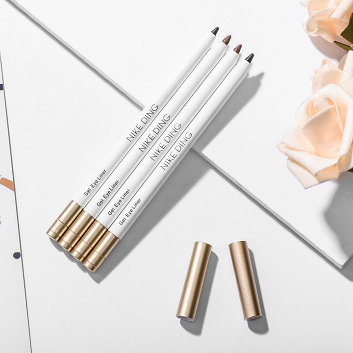 Dame påfører presis, vanntett eyeliner for skarp linje. Hurtigtørkende og langvarig øyesminke.