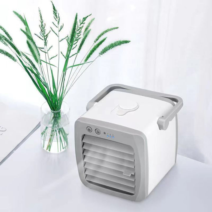 Frisk personlig kjøling med denne bærbare mini luftkjøleren. Perfekt USB vifte for varme sommerdager.