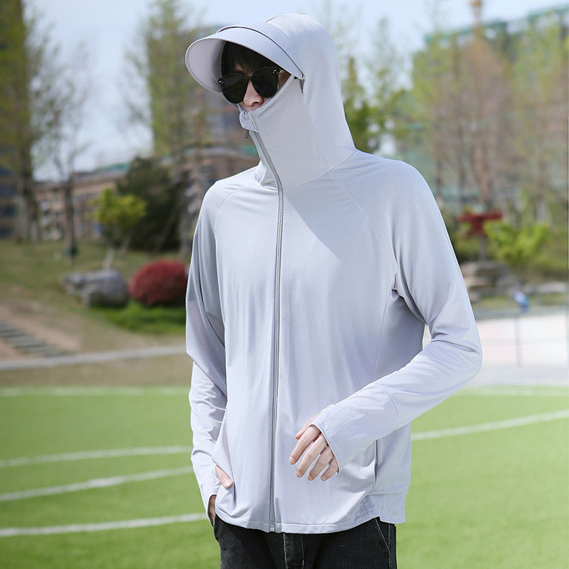 Person jogger i en lett unisex UV-jakke, beskyttet mot solen på en varm sommerdag.