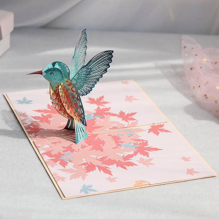 Morsdagskort med 3D kolibri og fargerike liljeblomster som popper opp. Unik blomsterhilsen.