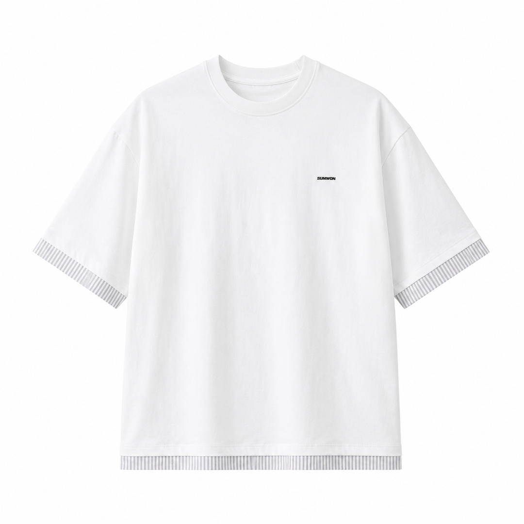 Nærbilde av herre t-skjorte med spennende tekstur og gule/hvite paneler. Kontrastkanter gir en casual streetwear-stil.
