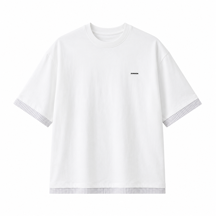 Nærbilde av herre t-skjorte med spennende tekstur og gule/hvite paneler. Kontrastkanter gir en casual streetwear-stil.